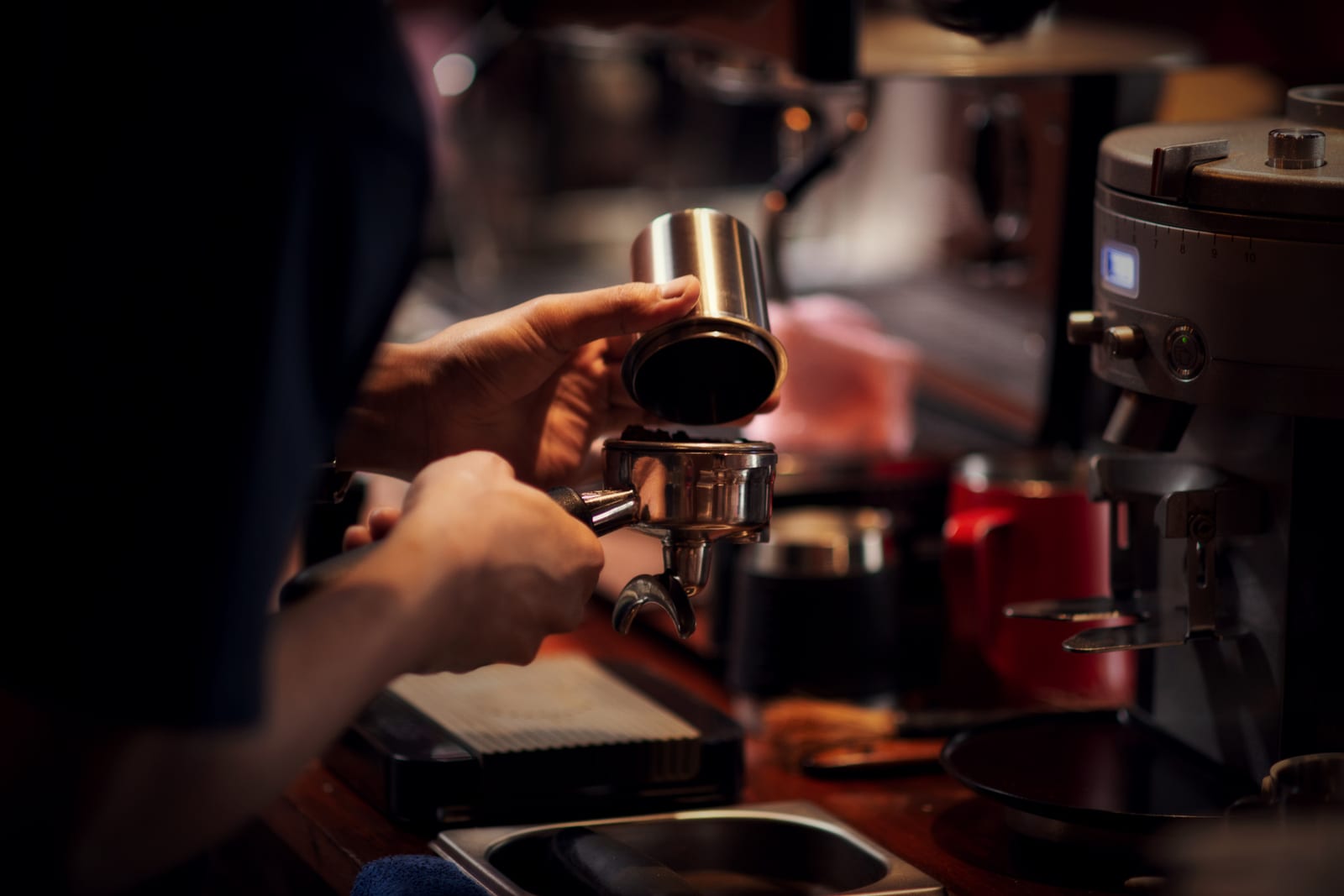 Barista preparando um cappuccino no balcão